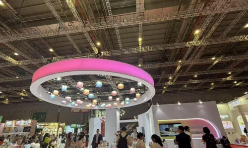 PUCO闪耀上海虹桥美博会，国货彩妆新势力诠释“色彩治愈力”